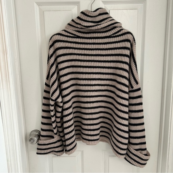 100% Cashmere Oversized Striped Turtleneck Sweater - Picture 6 of 9